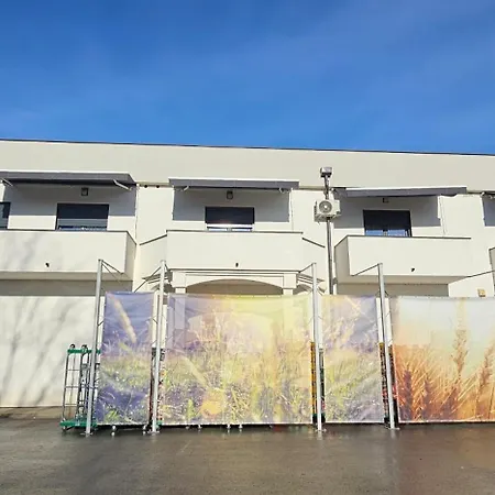 Lux Novi Park شقة *