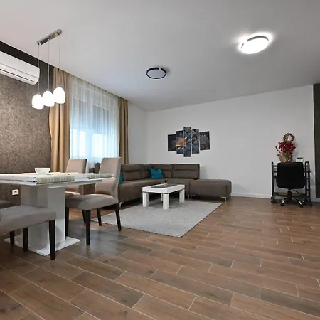 Lux Novi Park Apartament *